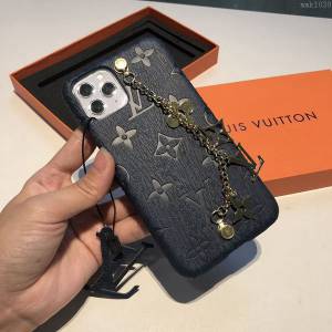 LV手機殼 LV新款鏈條手機套 LV手機殼小紅書爆款推薦 LV壓花帶手鏈手機後套  mmk1039