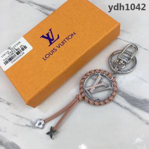 路易威登LV 頂級原單 M63082粉色 LV Circle為特色 Very包飾與鑰匙扣 鑰匙環 彈簧扣上刻有路易威登簽名字樣  ydh1042