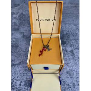 Louis Vuitton新款飾品 路易威登pendant珊瑚字母Logo項鏈 LV字母吊墜可調節金色項鏈鎖骨鏈  zglv2185