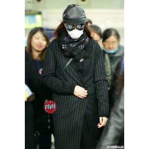 Louis Vuitton秋冬新款黑銀毛線女士圍巾 路易威登經典Monogram大花圖案和路易威登首字母字樣圍巾  mmj1725