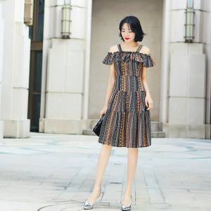 Chanel香奈兒 法國專櫃同步新款 2019春夏新款 性感露肩 荷葉邊小碎花 印花連衣裙  xly1073