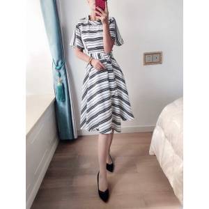 Chanel香奈兒 法國專櫃同步新款 A268 19早春夏爆款 獨家特定色織 不規則 條紋喇叭袖 收腰連衣裙  xly1130
