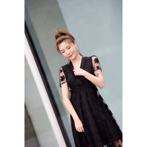 Chanel香奈兒 法國專櫃同步新款 2019新款 蕾絲鉤花 性感V領 X型收腰展擺 古典氣質 女連衣裙  xly1156