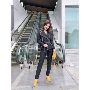 Chanel香奈兒 法國專櫃同步新款 2019春裝 氣質款 領口釘珠西服套裝 時尚經典款 黑色  xly1245