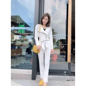 Chanel香奈兒 法國專櫃同步新款 2019春裝 氣質款 領口釘珠西服套裝 時尚經典款 白色  xly1246