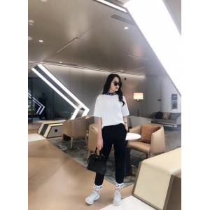 Chanel香奈兒 法國專櫃同步新款 冰絲套裝 字母小圓領 黑白撞色 黑色褲子 白色字母邊  xly1384